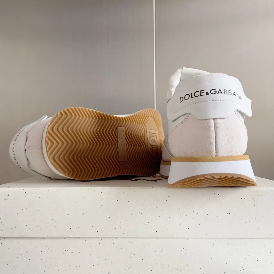 Factory price: 458💰D&G's latest Cushion series casual sports shoes, dad shoes, running shoes, original purchase and development, production, handmade, but always looking to the future. The new Cushion sneakers feature a two-tone suede upper accented by a mesh contrasting printed DG cross logo on the side. The lightweight, grippy rubber outsole is innovatively designed to provide excellent performance, while the jacquard label adds timeless style. Exquisite packaging at the delivery counter🛍📦 ▪️ Fabric: Original custom-made first-layer cowhide ▪️ Lining: Original custom-made breathable towel lining ▪️ Sole: Original open-molded rubber material ▪️ Bottom thickness: 3.5CM ▪️ Size: Men's 38-44, customized 45
